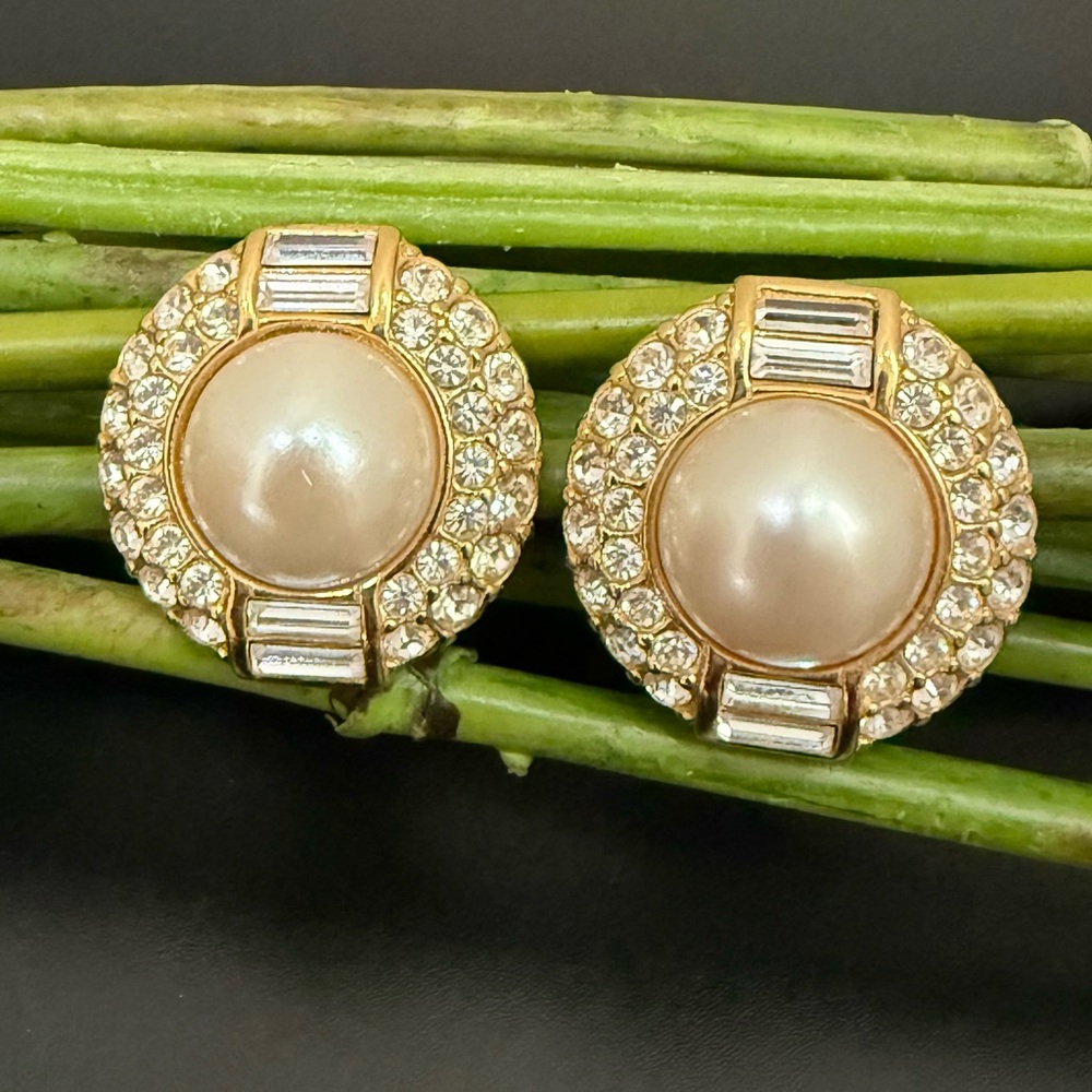 Vintage Unsigned Faux Pearl Button Rhinestone Clip On Earrings 22g.